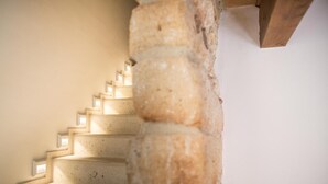 A staircase with a brick column on the right, leading upwards. - Cinisi Vacanze 2.0 (Cinisi)