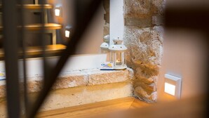 A stone wall with a small step leading to a white door. There are two white lanterns on the wall, one with a star on top and another with a bowl on top. - Cinisi Vacanze 2.0 (Cinisi)