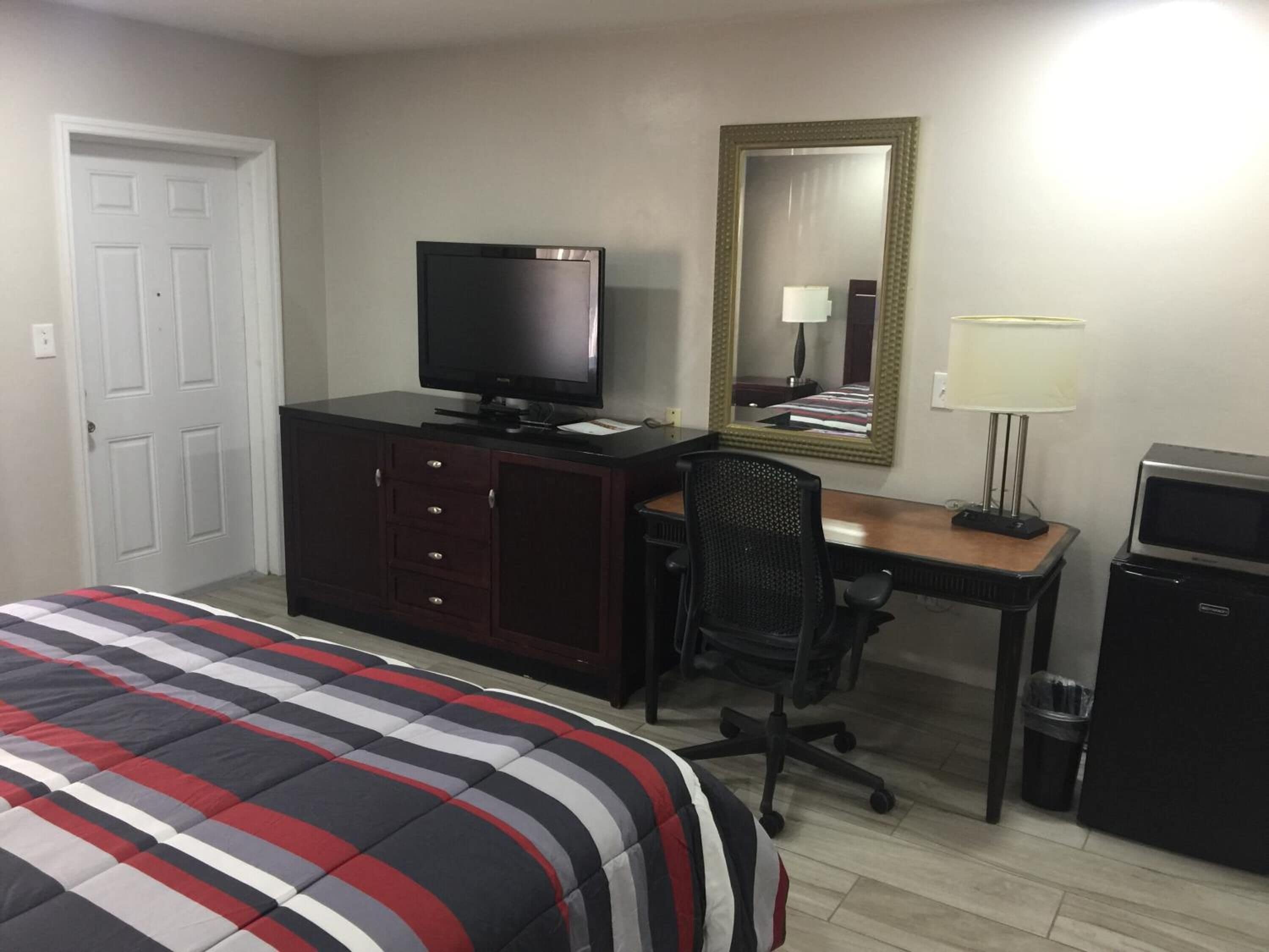 desk, free wifi, bed sheets