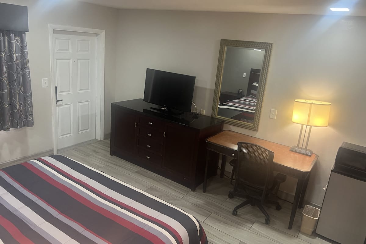 classic room, 1 king bed, non smoking | desk, free wifi, bed sheets