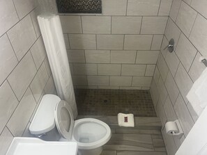 クラシック ルーム ダブルベッド 2 台 禁煙 | バスルーム | シャワー、バスアメニティ (無料)、タオル、トイレットペーパー