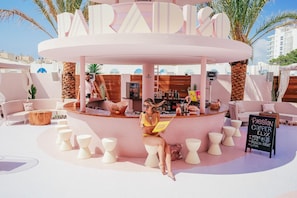 Poolside bar - Paradiso Ibiza Art Hotel - Adults Only (Sant Josep de sa Talaia)
