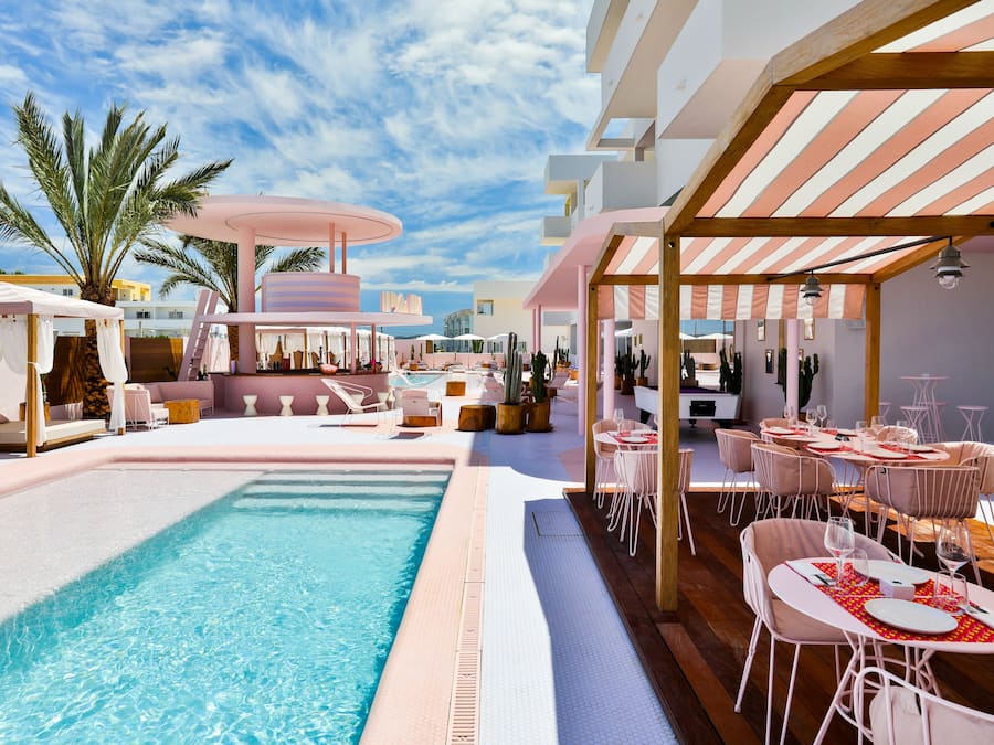 Seasonal outdoor pool, pool umbrellas, sun loungers