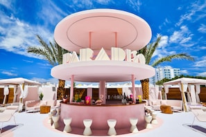 Poolside bar - Paradiso Ibiza Art Hotel - Adults Only (Sant Josep de sa Talaia)