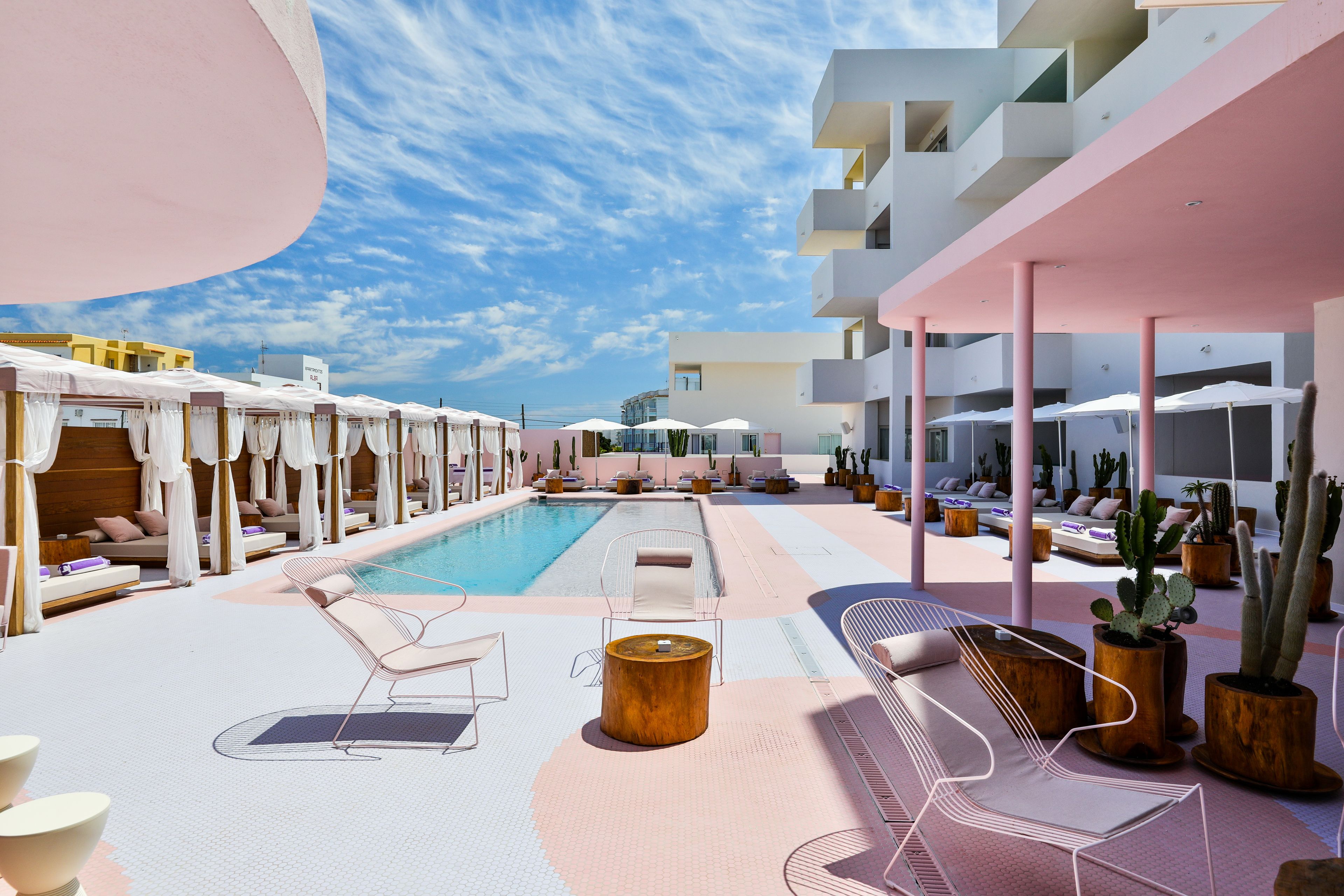 Seasonal outdoor pool, pool umbrellas, sun loungers