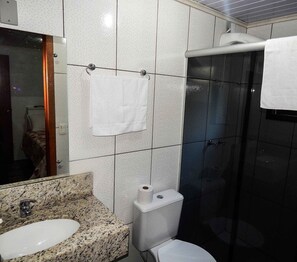 Casa estándar, 5 habitaciones | Baño | Regadera y toallas 