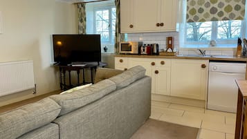Family Cottage, Ensuite (Pendragon CottageHengroen) | Private kitchen