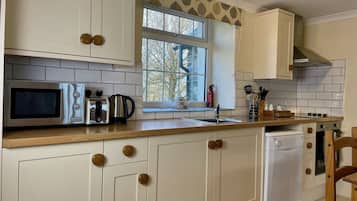 Classic Cottage, Accessible, Courtyard View (Pendragon Cottage Llamrai) | Private kitchen