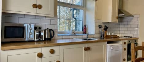 Cottage Classique, accessible aux personnes à mobilité réduite (Pendragon Cottage Llamrai) | Cuisine privée
