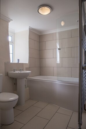 Casa de campo familiar, baño en la habitación (Pendragon CottageHengroen) | Baño