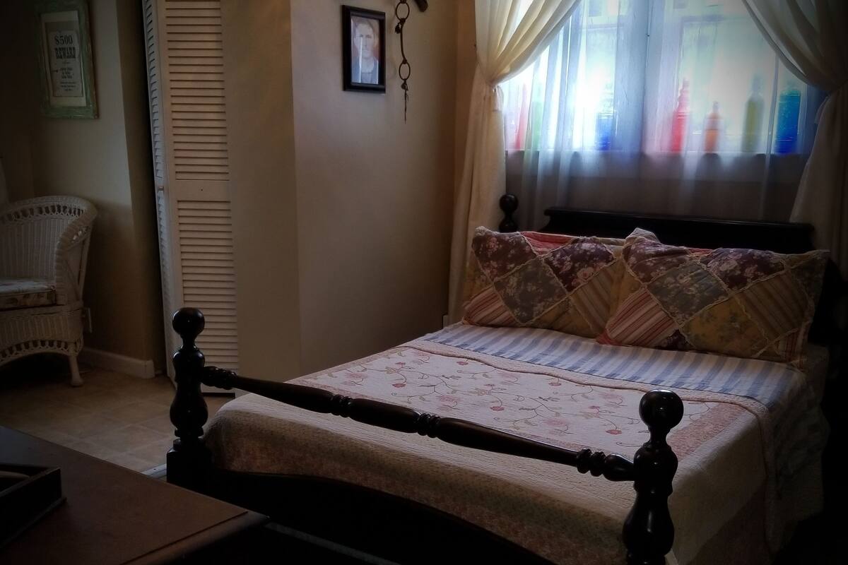 Exclusive Suite, 1 Double Bed, Private Bathroom, City View | Premium bedding, desk, iron/ironing board, free WiFi