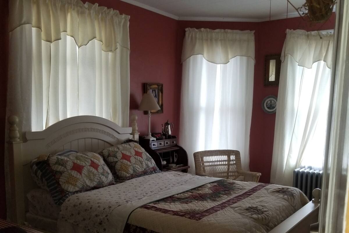 Suite exclusiva, 1 cama Queen size, baño privado, junto a la montaña | Ropa de cama de alta calidad y escritorio