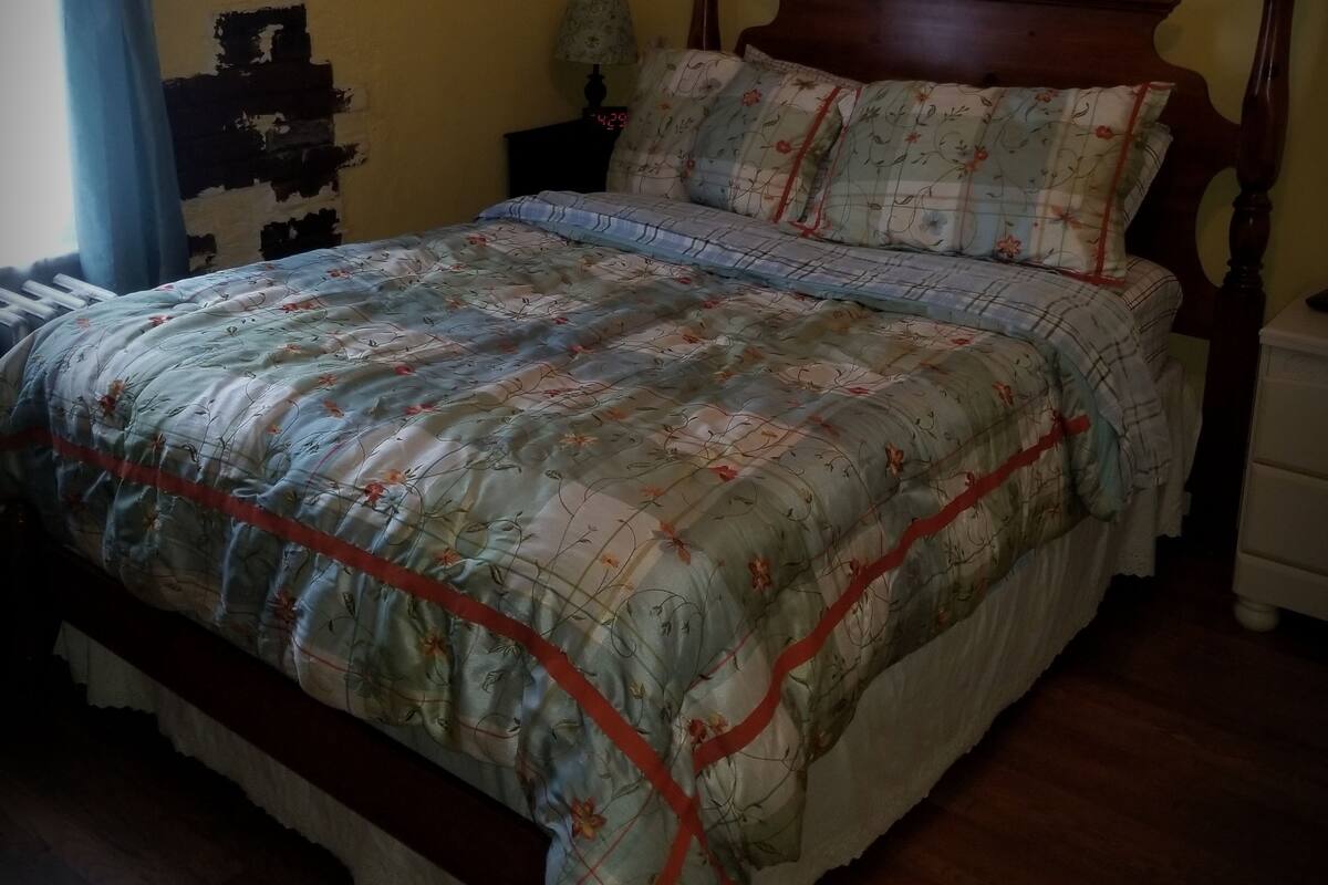Suite exclusiva, 1 cama matrimonial, vista al jardín | Ropa de cama de alta calidad y escritorio