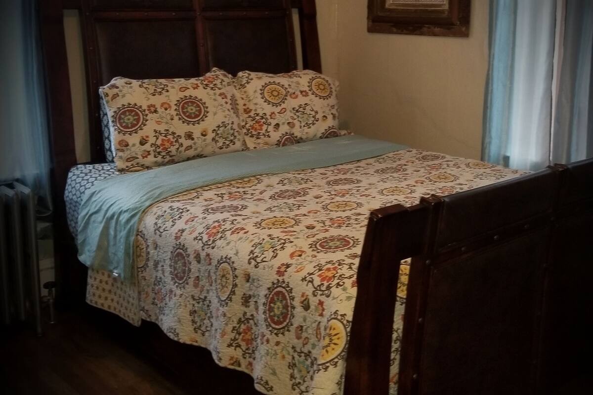 Exclusive Suite, 1 Queen Bed, Garden View | Premium bedding, desk, iron/ironing board, free WiFi