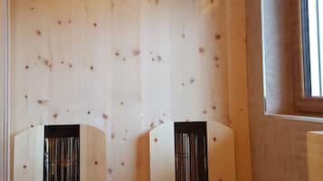 Una stanza con pareti in legno, una finestra e un soffitto con illuminazione a incasso.