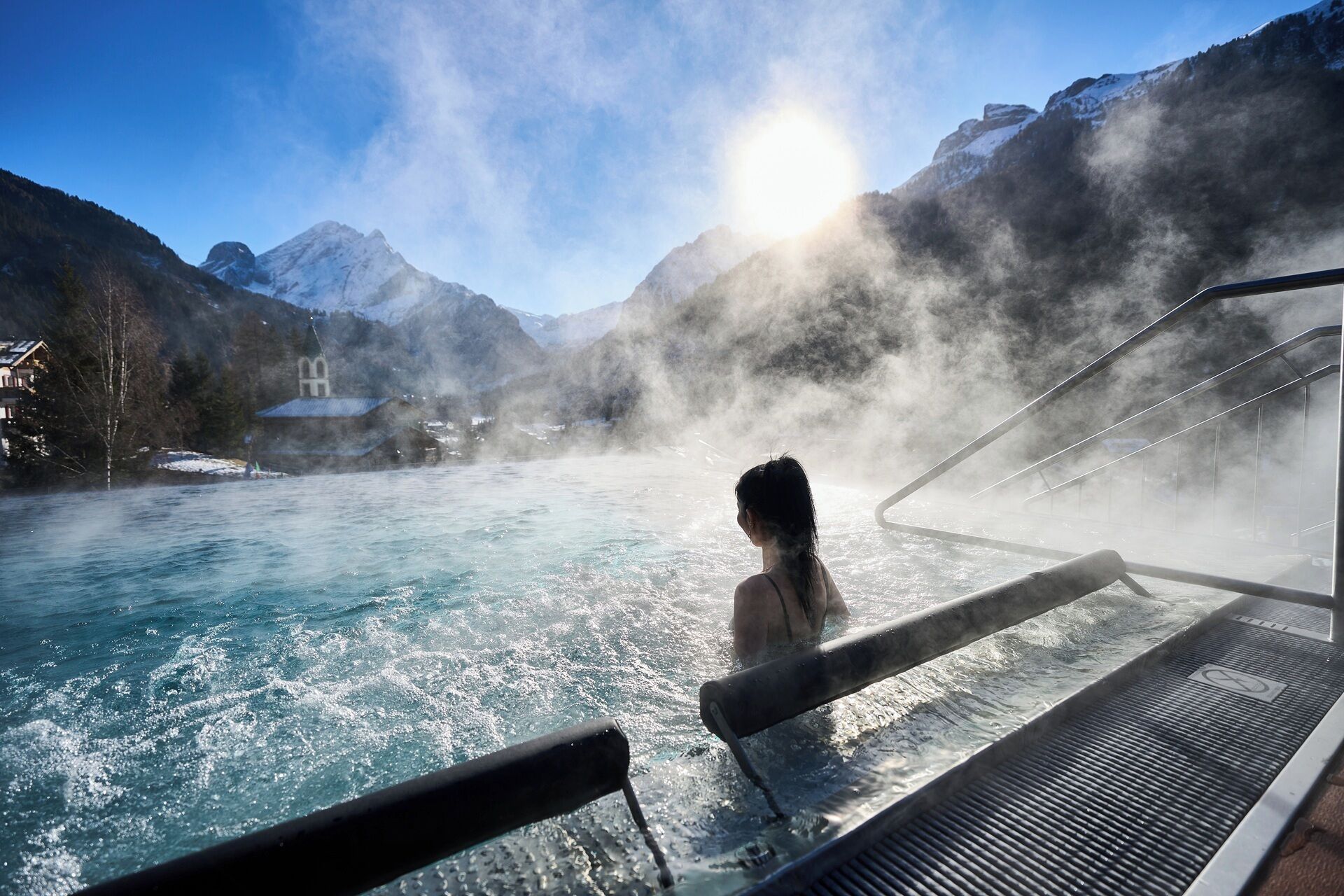 室外泳池；10:00 至 19:30 開放；躺椅