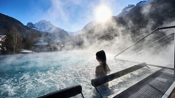 Piscine extérieure, chaises longues