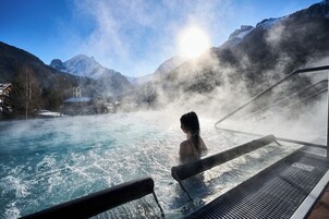 Una piscina al aire libre, sillones reclinables de piscina