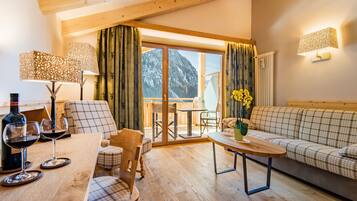 Junior-Suite, Sauna | Minibar, Zimmersafe, Schreibtisch, schallisolierte Zimmer