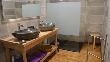 Double Room (Salat) | Bathroom | Eco-friendly toiletries, hair dryer, bathrobes, towels