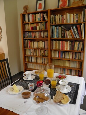 Free daily continental breakfast