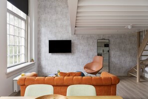 En 40-tommers smart-TV med digitale kanaler samt TV