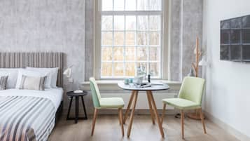 Studio, 1 King Bed | 1 bedroom, in-room safe, laptop workspace, blackout drapes