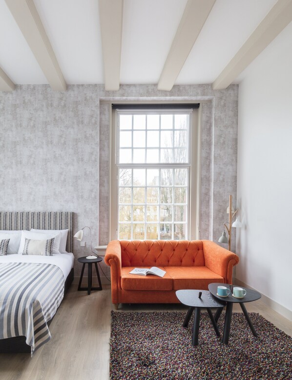 Studio, 1 kingsize-seng | Safe på rommet, skrivebord for bærbar PC og blendingsgardiner