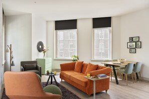 Leilighet, 2 soverom (2 King) | Oppholdsrom | En 40-tommers smart-TV med digitale kanaler samt TV