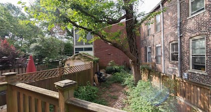 Renovated 1 Bedroom with King Bed in Historic spot, Parking, Keyless Entry