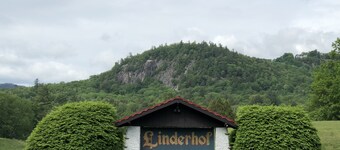 Walk to Story Land!! Updated Condo! Great Location! WiFi-TV-AC and Pool!!