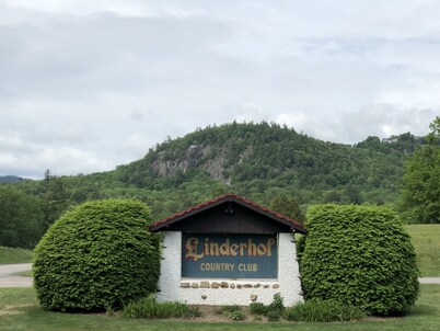 Walk to Story Land!! Updated Condo! Great Location! WiFi-TV-AC and Pool!!