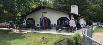 Close to all the Ski Resorts! Updated quiet condo! Family friendly with WiFi! 