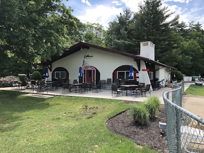 Walk to StoryLand! Updated Condo! WiFi/Golf/AC/Pool - New Pool 2026