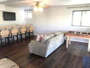 Smart TV, reproductor de DVD, futbolito y libros