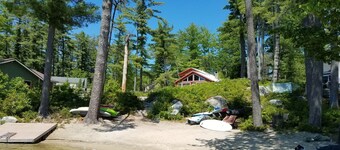 Suloinen mökki asetettu keskuudessa mäntyjä hiekkaranta puolen kilometrin päässä kaupungin.