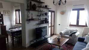 Smart-TV, Kamin, Bücher