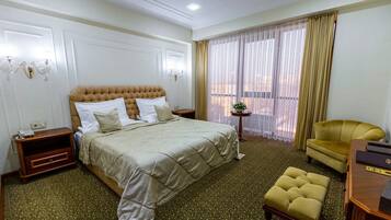 Deluxe Double Room | Minibar, in-room safe, individually furnished, desk