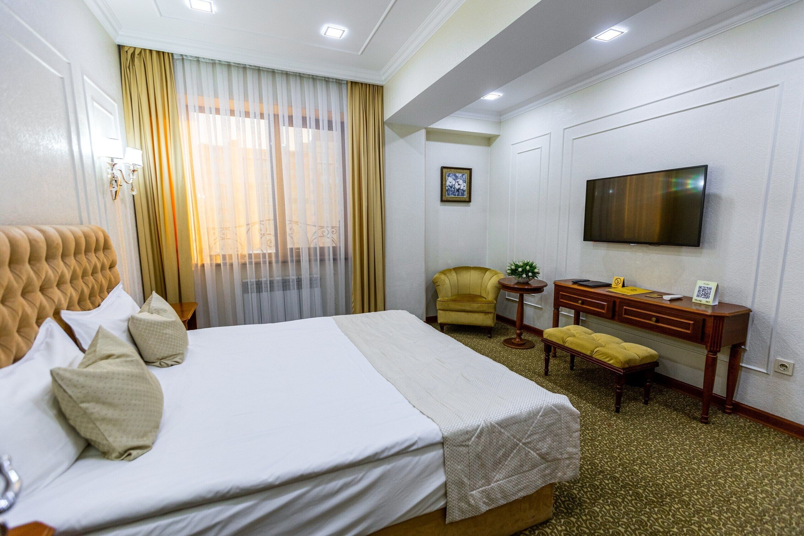 standard double room | 1 bedroom, minibar, in-room safe, individually furnished