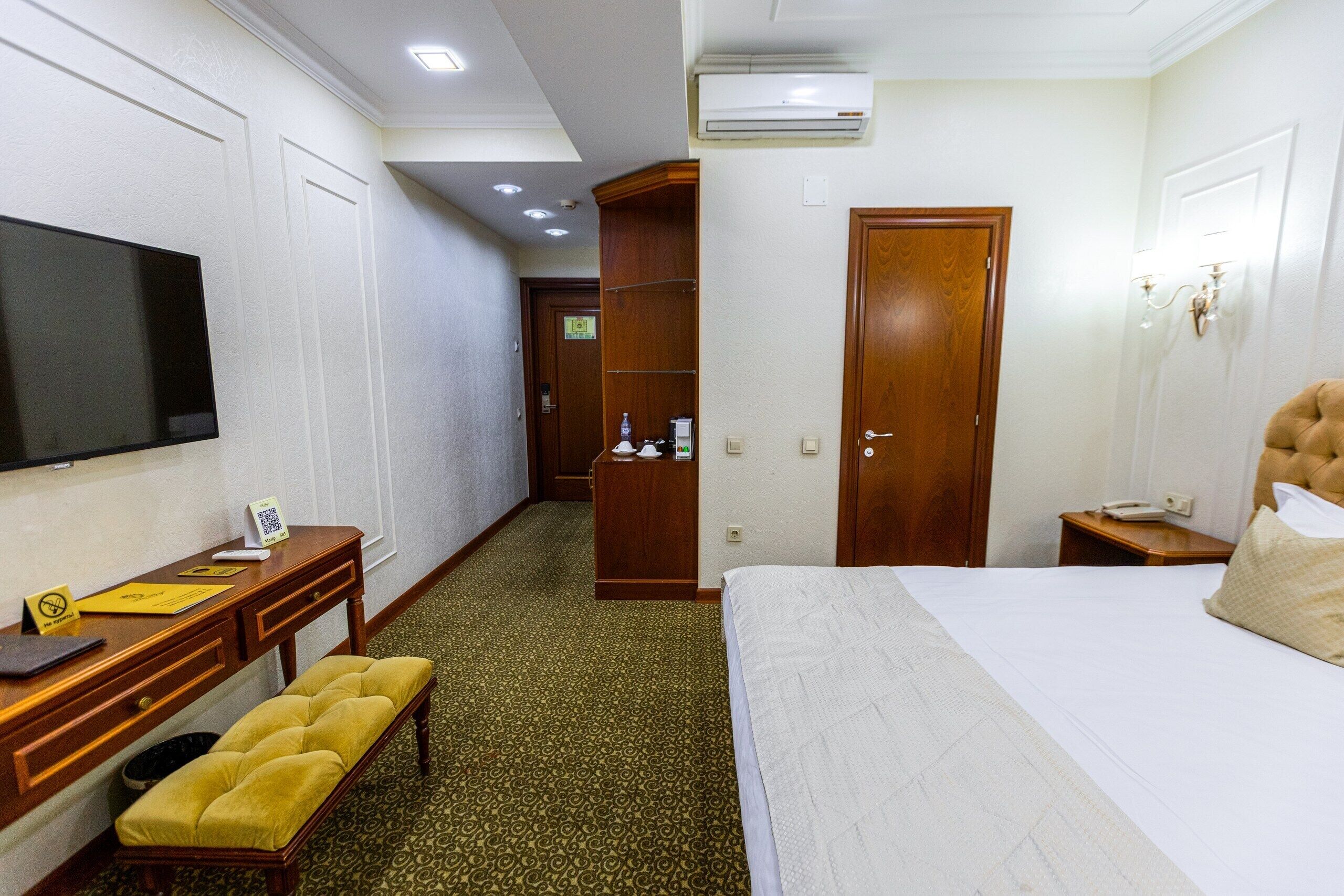 standard double room | 1 bedroom, minibar, in-room safe, individually furnished