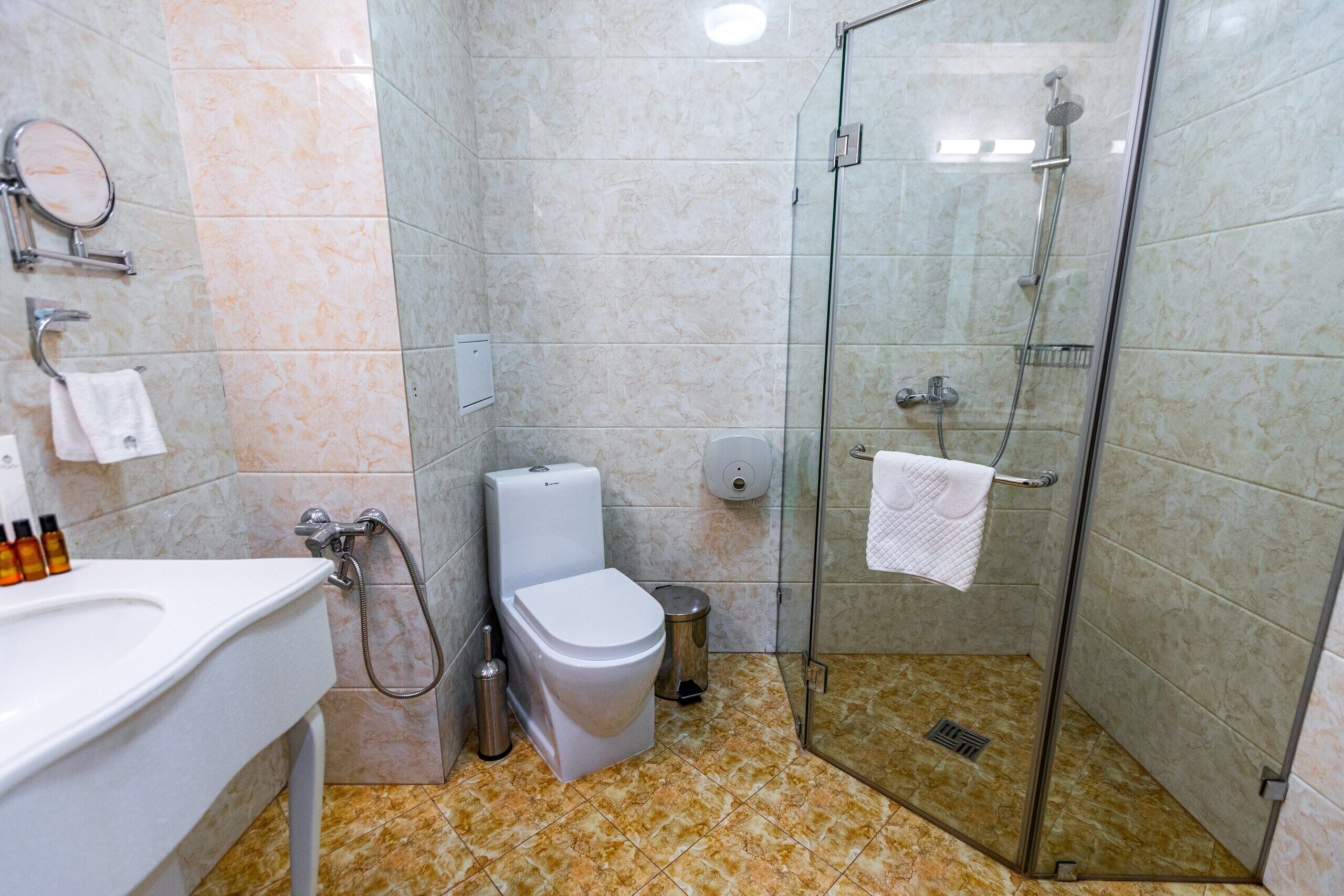 deluxe double room | bathroom | free toiletries, hair dryer, bathrobes, slippers
