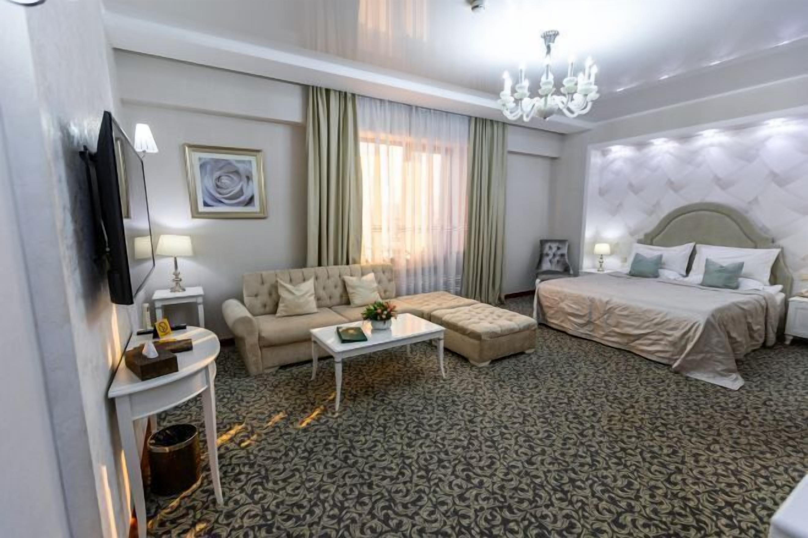 迷你吧、客房内保险箱、特色家居、办公桌