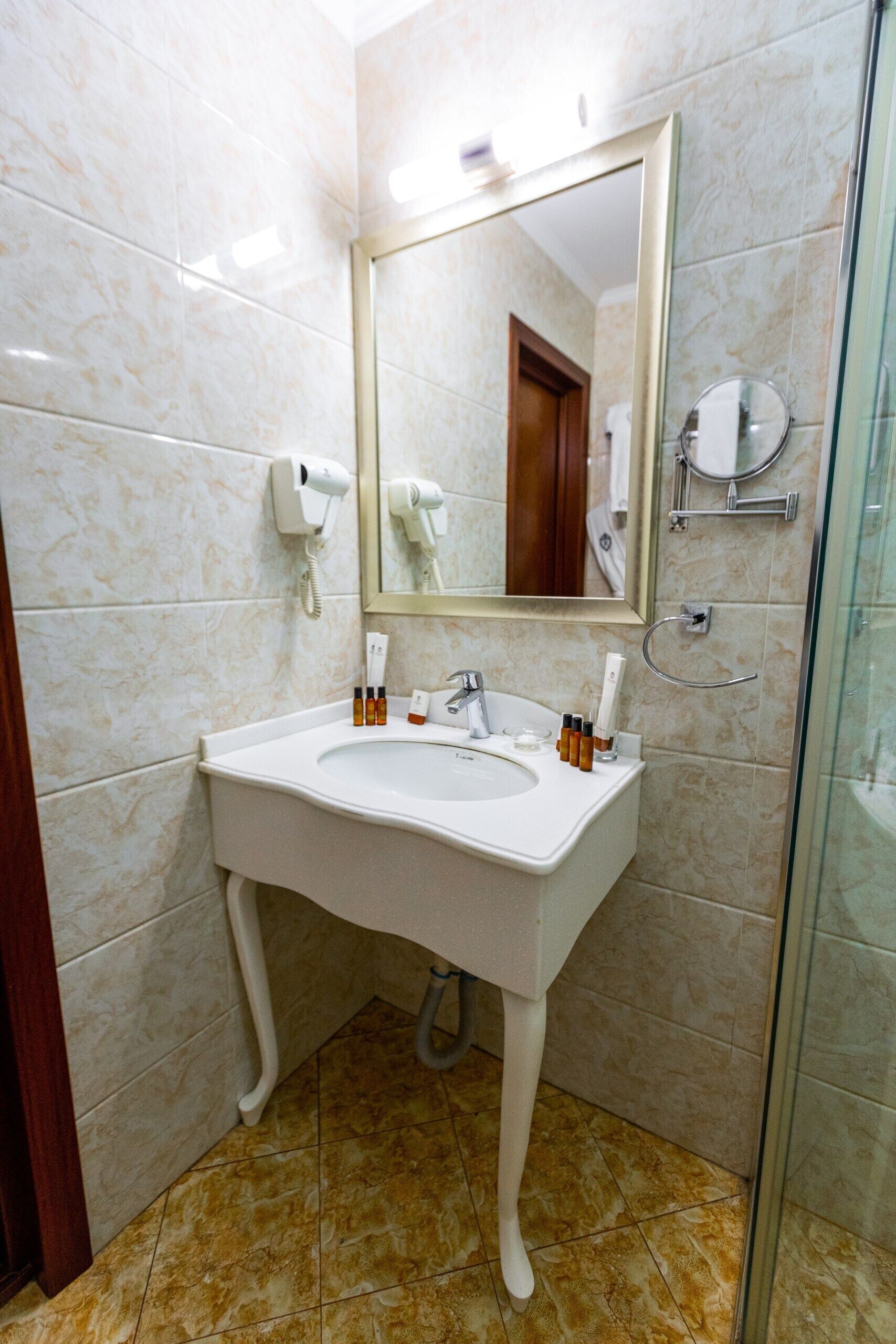 standard twin room | bathroom | free toiletries, hair dryer, bathrobes, slippers