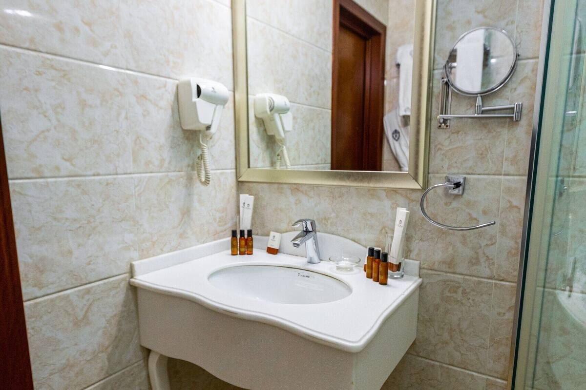 standard twin room | bathroom | free toiletries, hair dryer, bathrobes, slippers