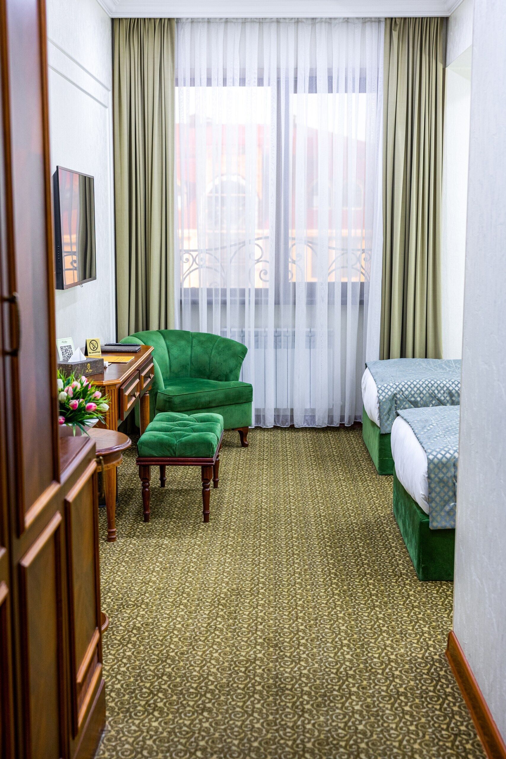 standard twin room | 1 bedroom, minibar, in-room safe, individually furnished