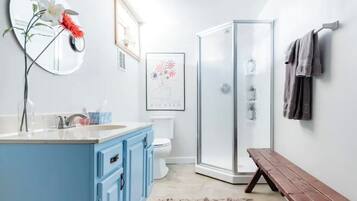 Bruser, hårtørrer, håndklæder, Sæbe