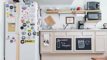Frigorífico, microondas, cafetera o tetera y hervidor eléctrico