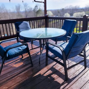 Outdoor dining - THE LAKE HOUSE AT BEAVER CREEK (1 mile from dock, 3 bed/2 bath) (Monticello)