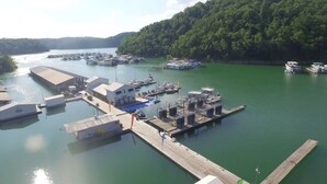 Un puerto deportivo con barcos amarrados, un muelle y edificios.