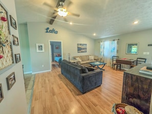 Flat-screen TV, fireplace - THE LAKE HOUSE AT BEAVER CREEK - 1 mile from dock, 3 bed/2 bath (Monticello)